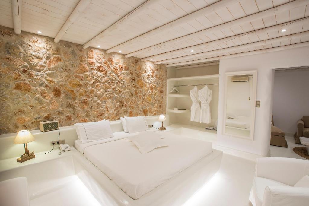 Postel nebo postele na pokoji v ubytování Paros Palace