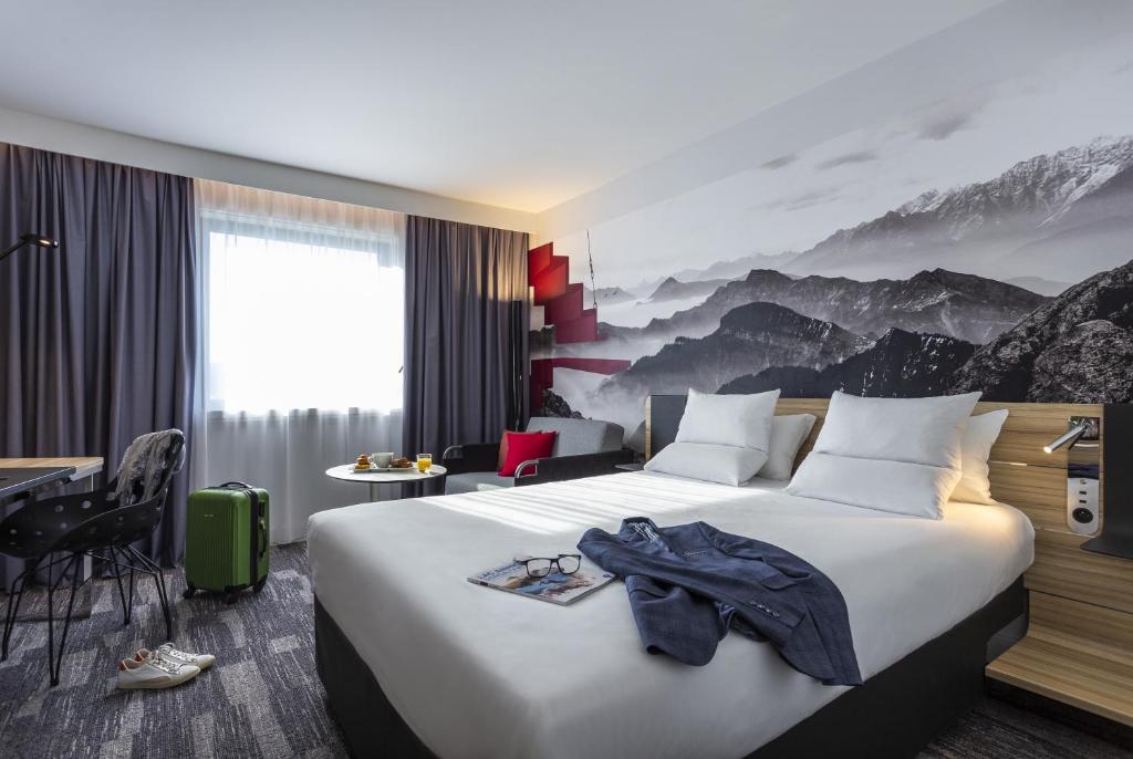 Postel nebo postele na pokoji v ubytování Novotel Annecy Centre