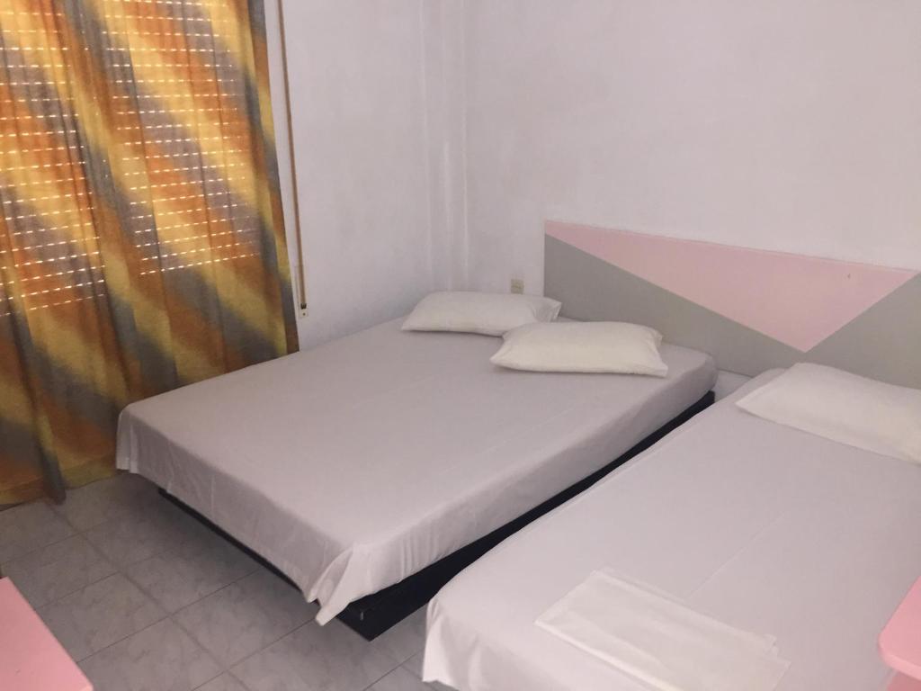 Postel nebo postele na pokoji v ubytování Dimis Studios and Apartments