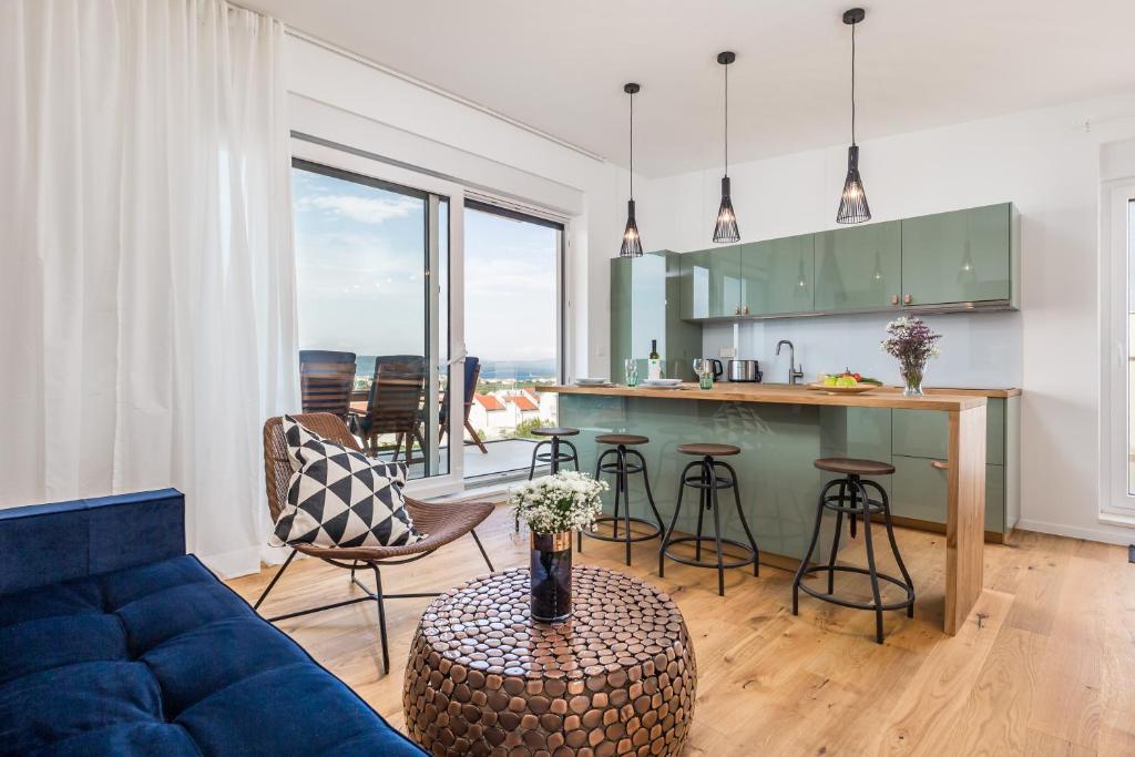 Kuchyňa alebo kuchynka v ubytovaní Penthouse SeaByMe with 2 Terraces