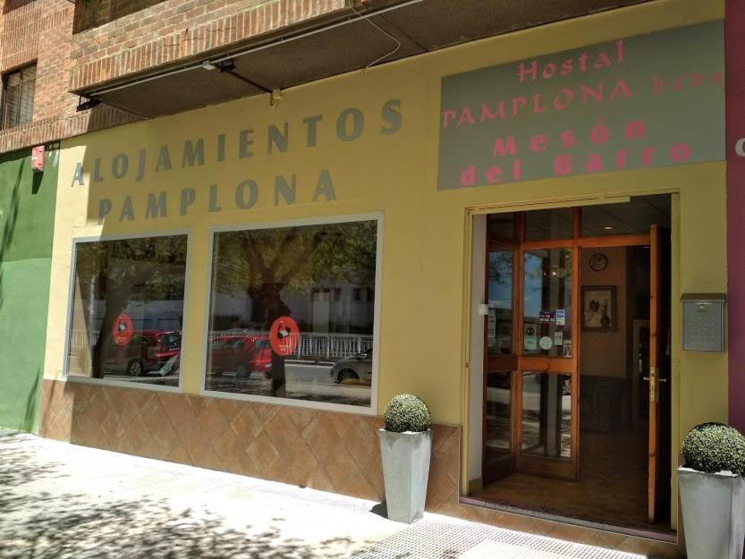 una tienda con un cartel en un lado de un edificio en Pensión Pamplonabeds, en Pamplona