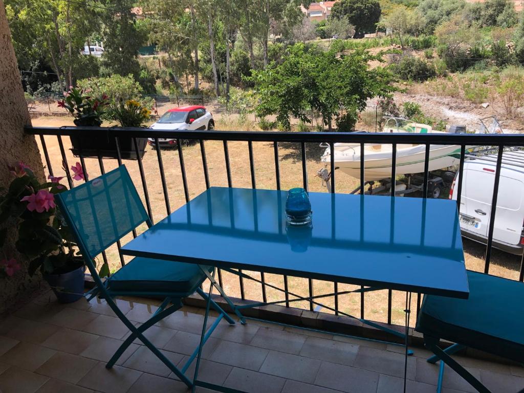 ガレリアにあるResidence Palmarella appartement 10の青いテーブルとバルコニー(椅子2脚付)