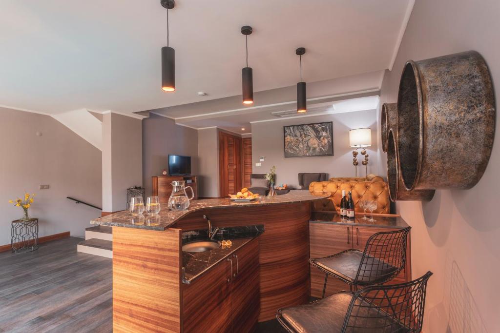 A television and/or entertainment centre at Orka Cove Hotel Penthouse & Suites Adults Only