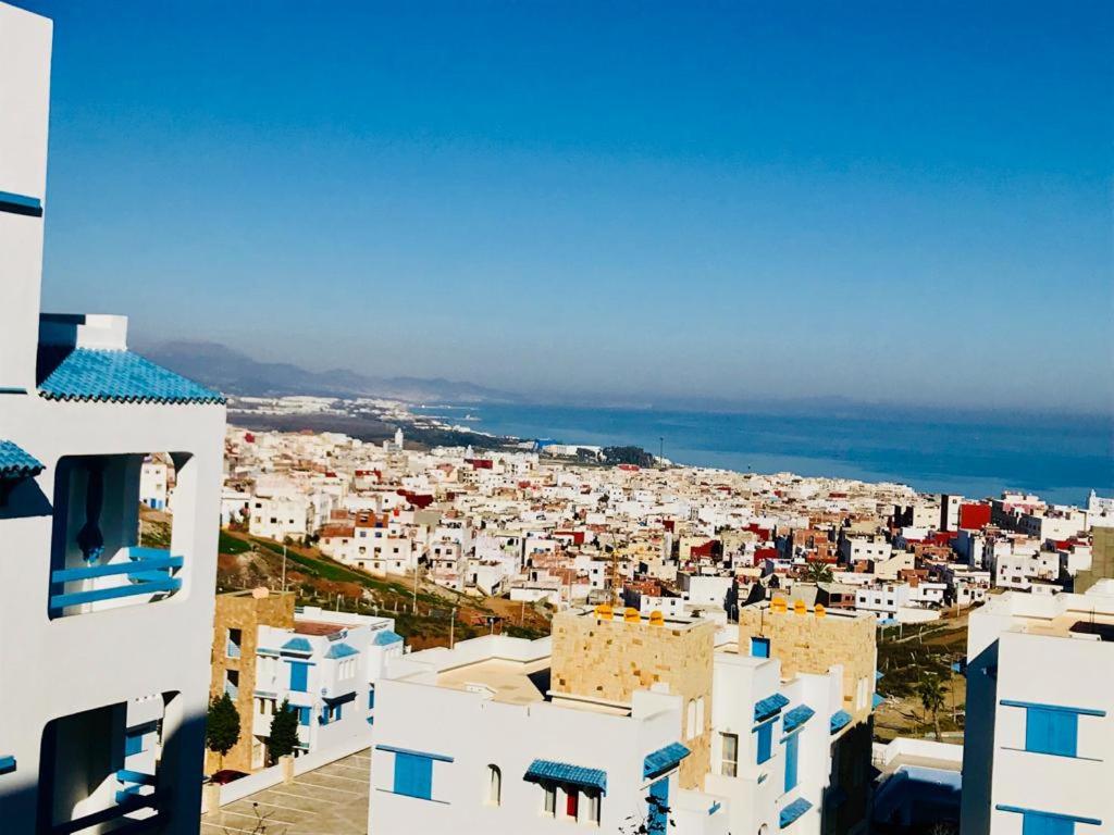 uitzicht op een stad met witte gebouwen en de oceaan bij Complexe Lilia Al jabal in M'diq