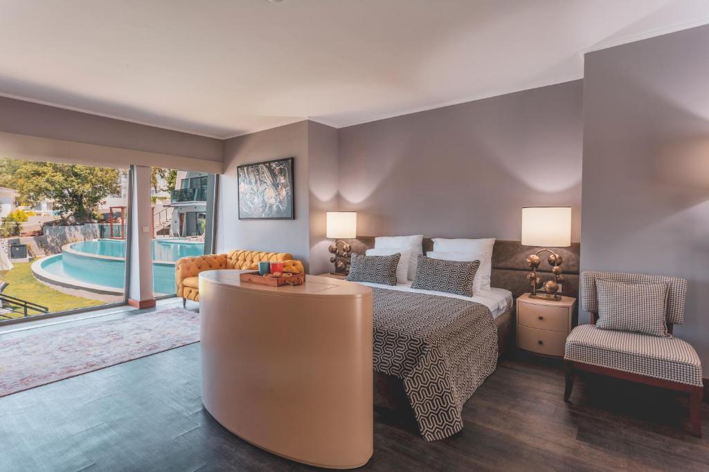 A seating area at Orka Cove Hotel Penthouse & Suites Adults Only