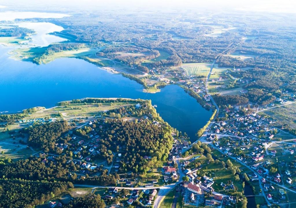 uma vista aérea de uma cidade e de um lago em Camping Swory em Swornegacie