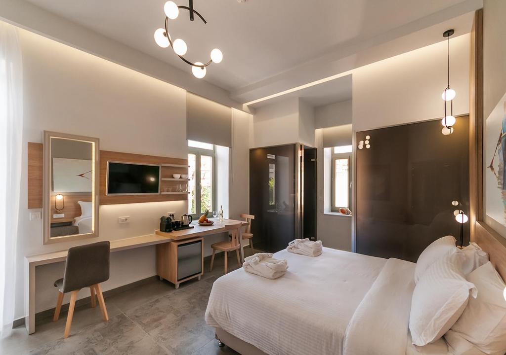 Postel nebo postele na pokoji v ubytování Epavli Boutique Hotel