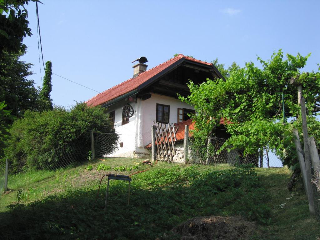 una piccola casa bianca con tetto rosso di Holiday Home Carovina a Paradiž