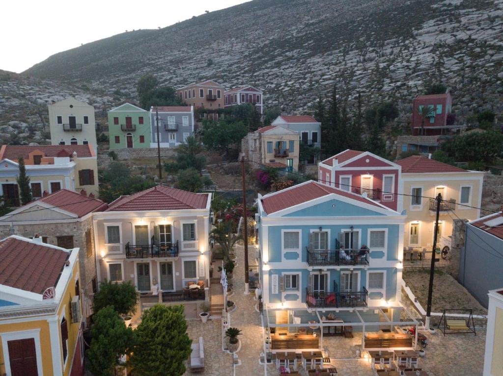 um grupo de casas numa cidade com uma montanha em Poseidon Hotel em Meyisti