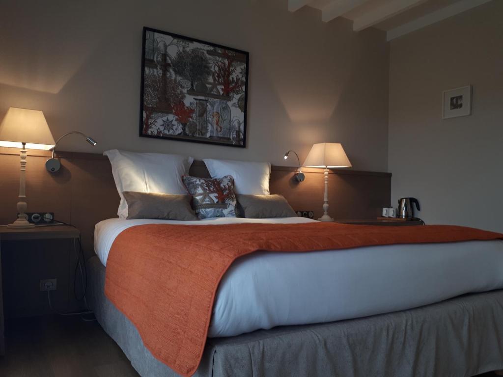 Postel nebo postele na pokoji v ubytování Hôtel Carcarille Restaurant Le C