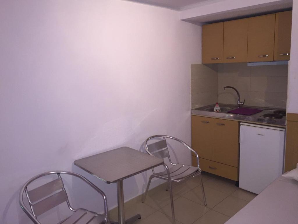 Kuchyň nebo kuchyňský kout v ubytování Dimis Studios and Apartments