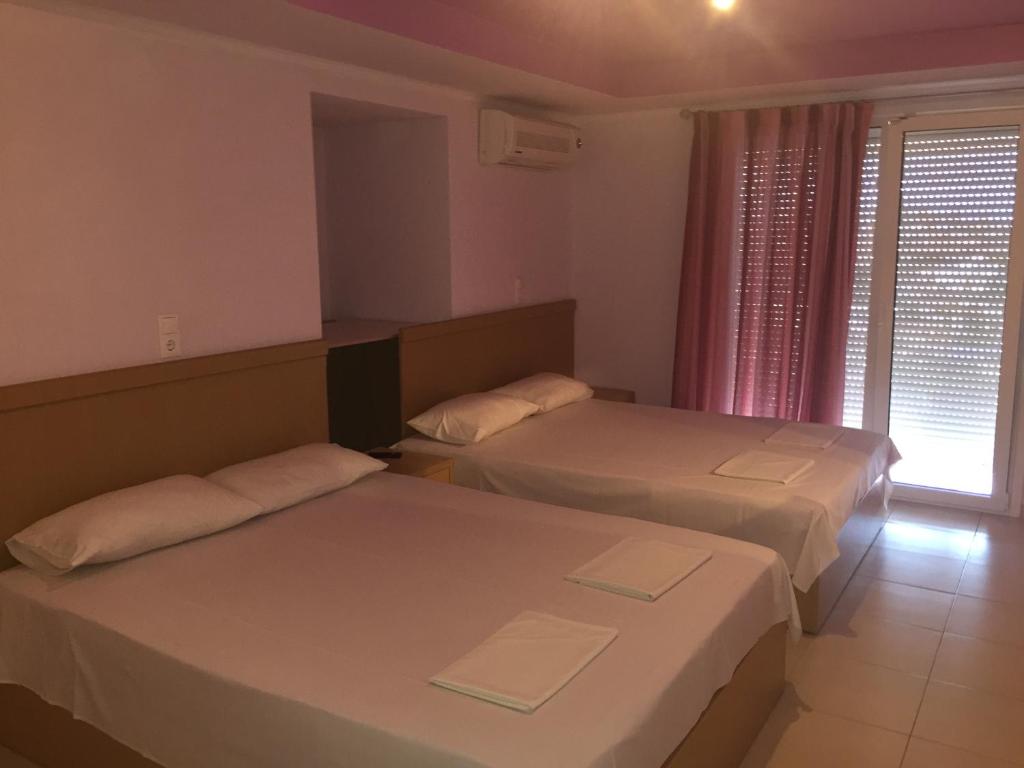 Postel nebo postele na pokoji v ubytování Dimis Studios and Apartments