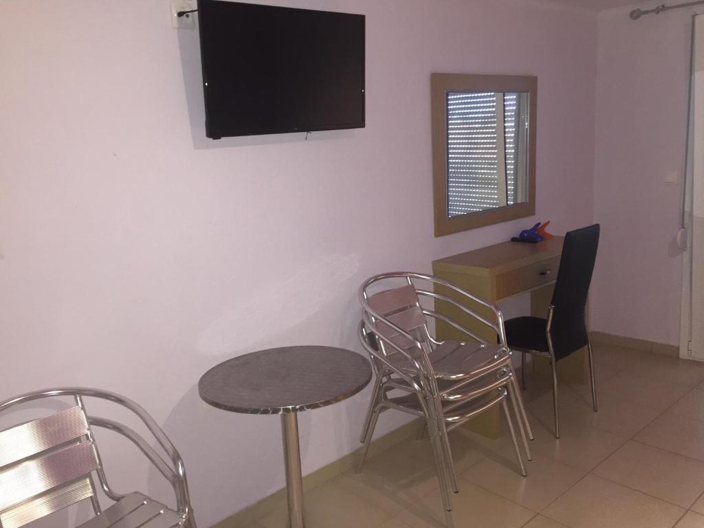 TV a/nebo společenská místnost v ubytování Dimis Studios and Apartments