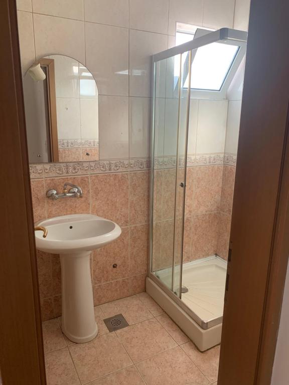Koupelna v ubytování Apartments Dibra