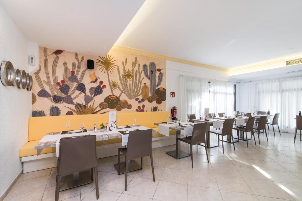 A seating area at Hotel Baviera