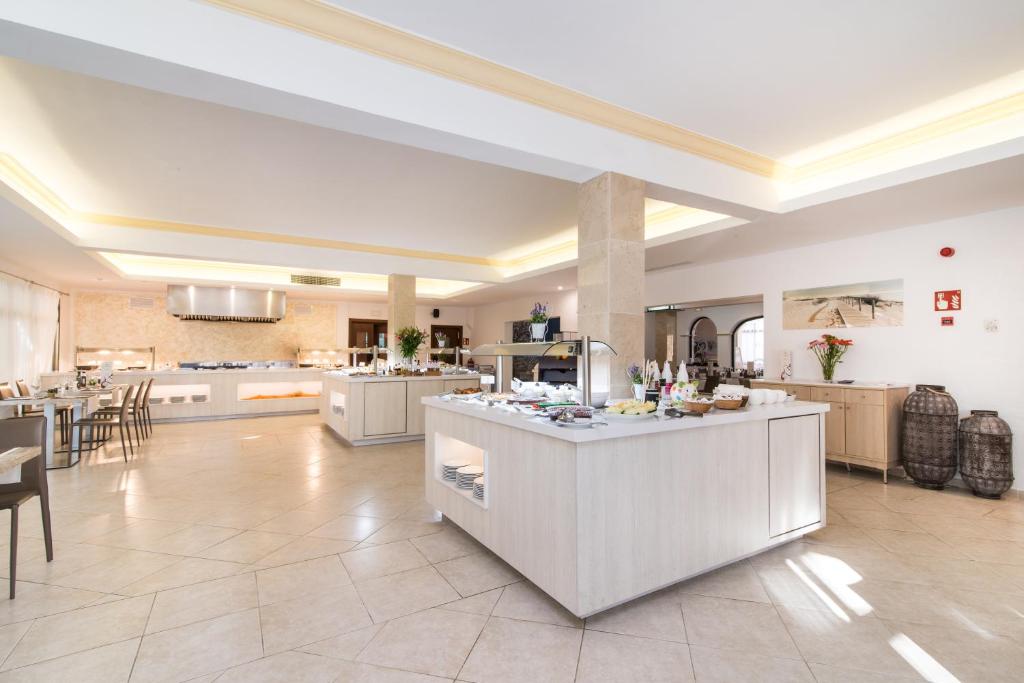 A kitchen or kitchenette at Hotel Baviera