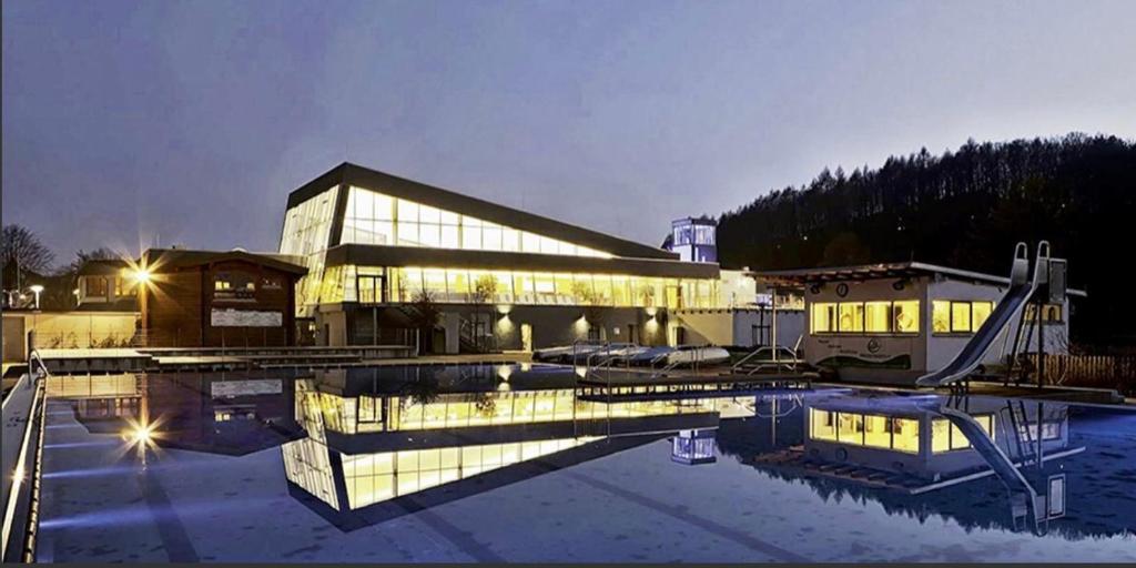 Bazén v ubytování Hotel Restaurant Zum Landmann nebo v jeho okolí