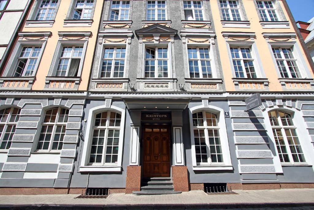 un gran edificio con una puerta y ventanas marrones en Boutique Hotel KRISTOFS en Riga