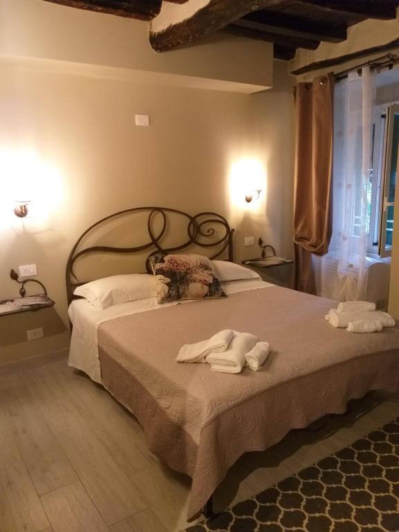 里奧馬哲雷的住宿－Casa D'amore，一间卧室配有带毛巾的床