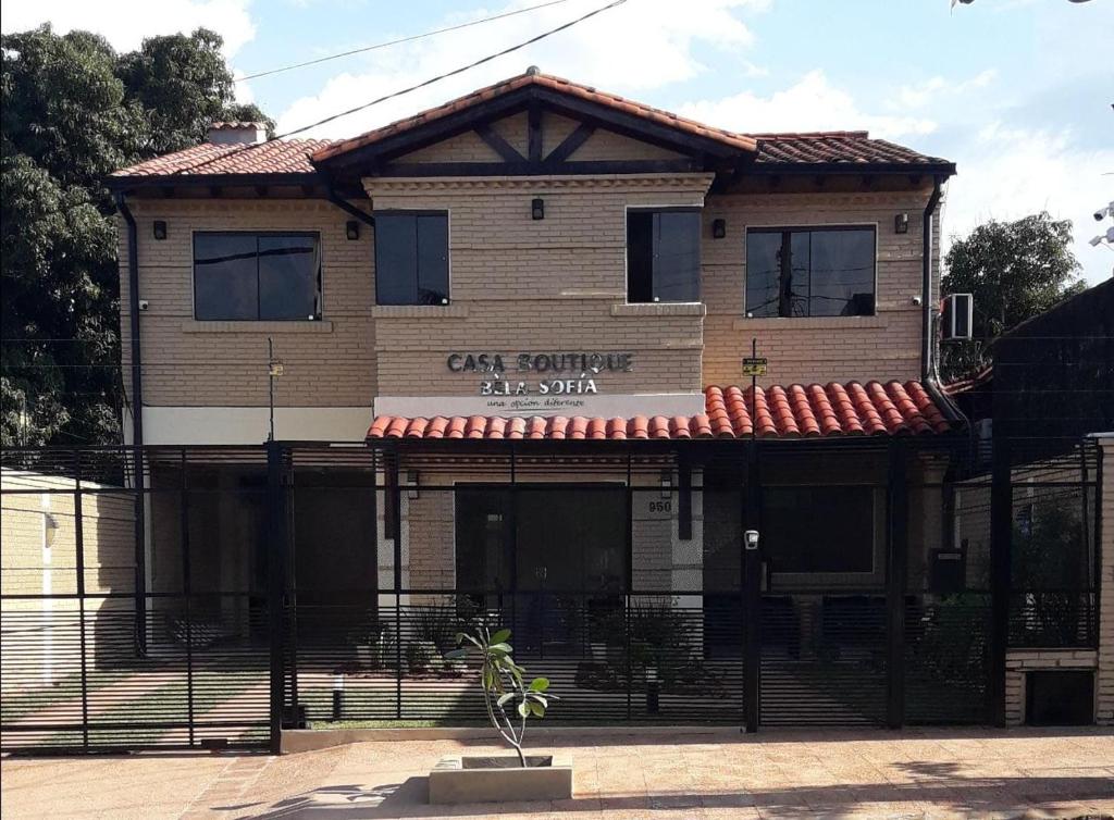 un edificio con un cartel que lee la ópera del sur de la cafetería en Casa Boutique Bèla Sofía, en Asunción