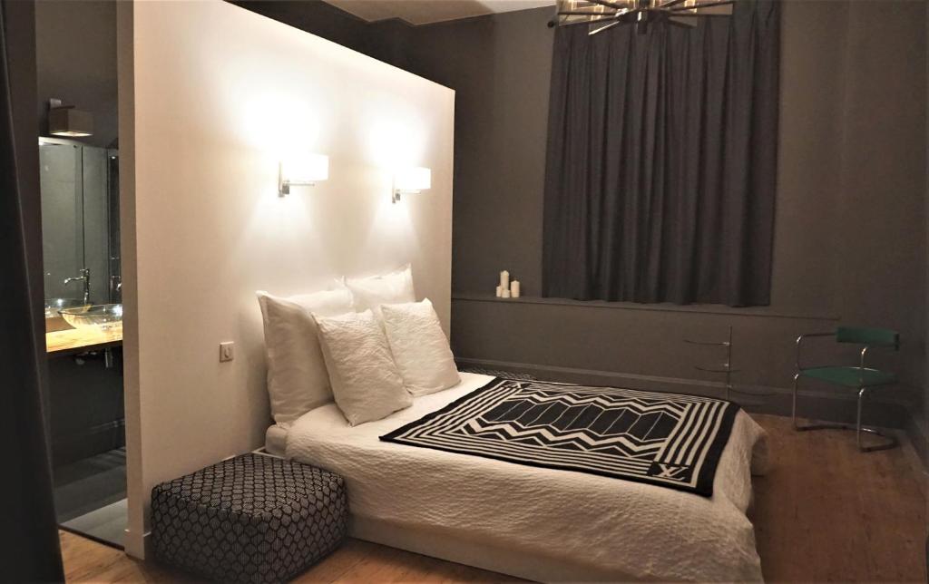 Postel nebo postele na pokoji v ubytování Château Bernon Maison d Hotes - Piscine et SPA