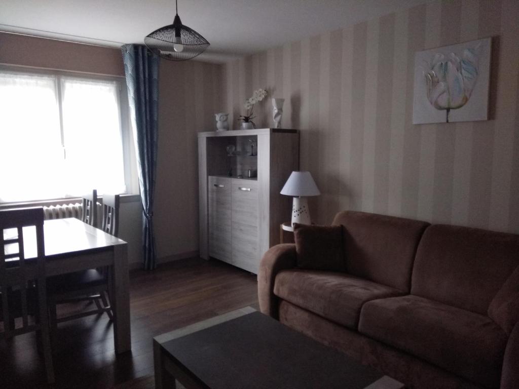 un salon avec un canapé et une table dans l'établissement NIBENAMA, à Gérardmer