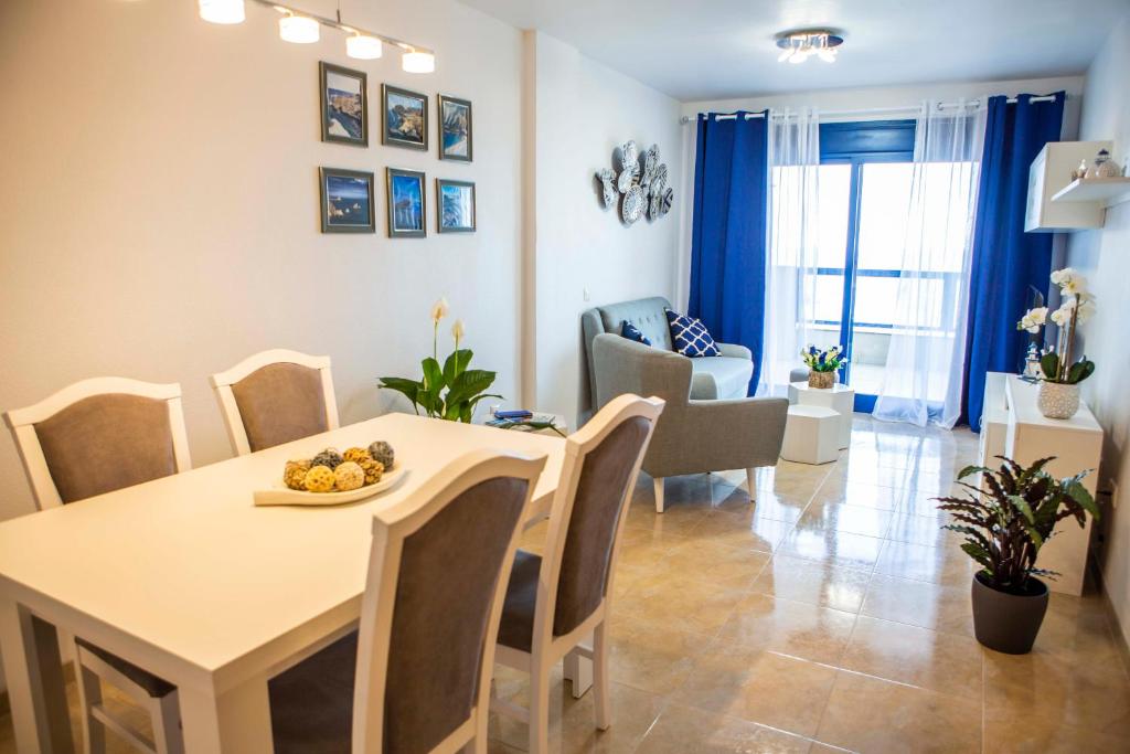 Posedenie v ubytovaní Apartment las sirenas -WiFi 100 Mb-, Sea view