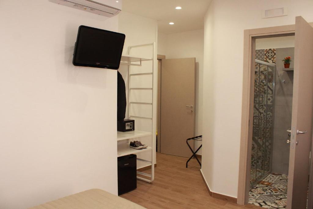 Televízia a/alebo spoločenská miestnosť v ubytovaní B&B Allerìa Pozzuoli