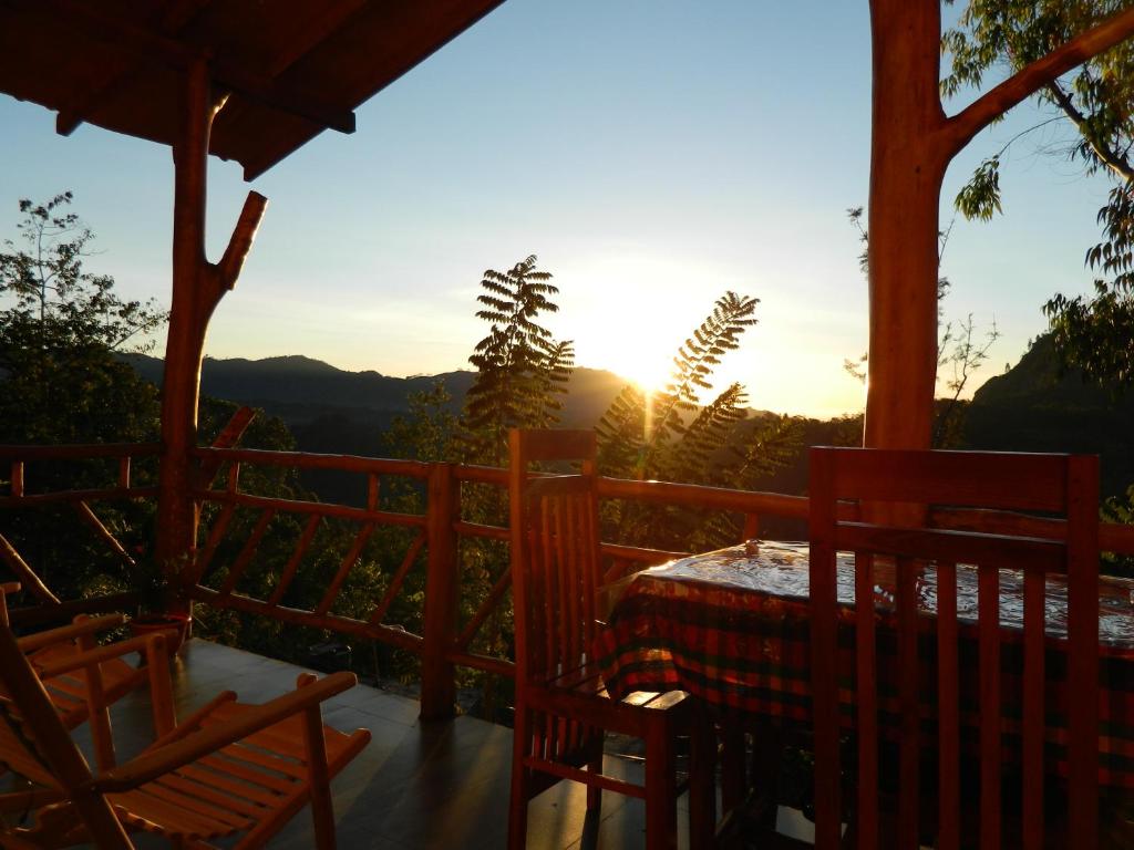 En balkong eller terrass på sunlit cottage ella