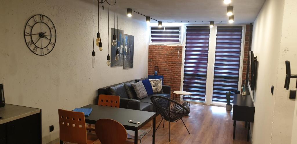 Posedenie v ubytovaní Apartament metro rondo Onz