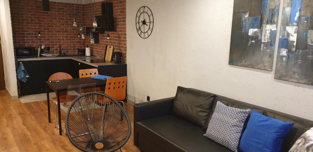 Posedenie v ubytovaní Apartament metro rondo Onz