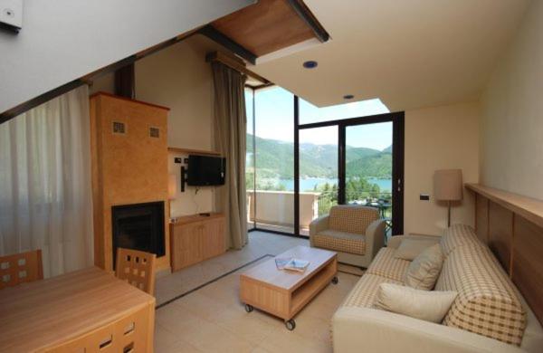 Televízia a/alebo spoločenská miestnosť v ubytovaní Tassido Coda Resort
