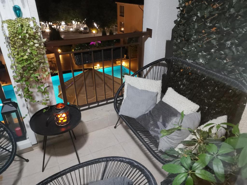 A seating area at Paradise Bay D8 Apartment