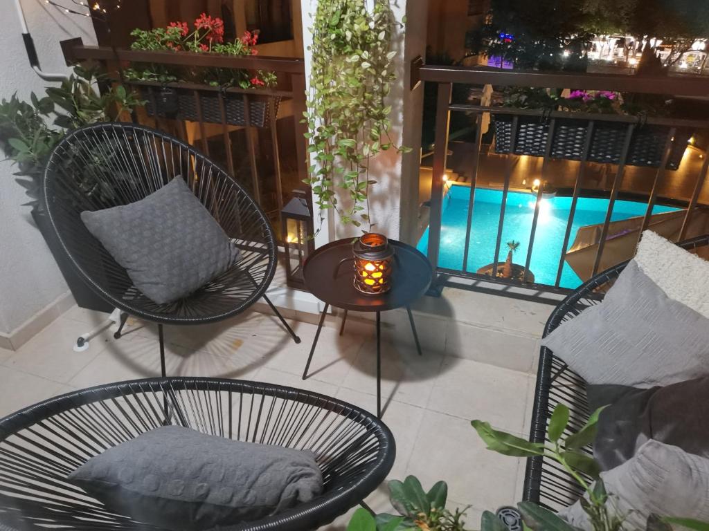 A seating area at Paradise Bay D8 Apartment