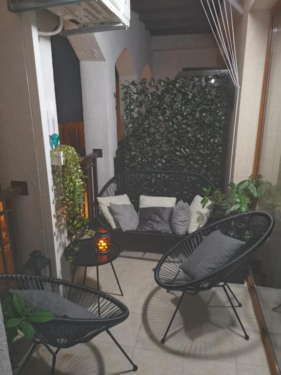 A seating area at Paradise Bay D8 Apartment