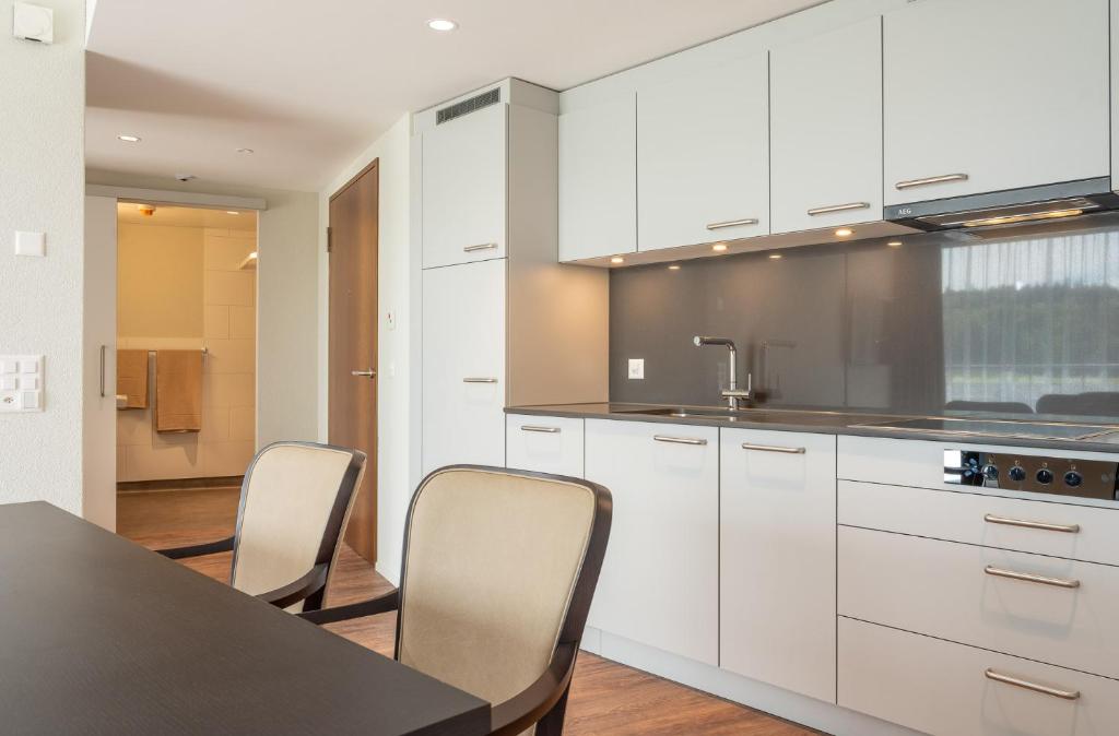 Kuchyň nebo kuchyňský kout v ubytování Pflegehotel Sutz-Lattrigen