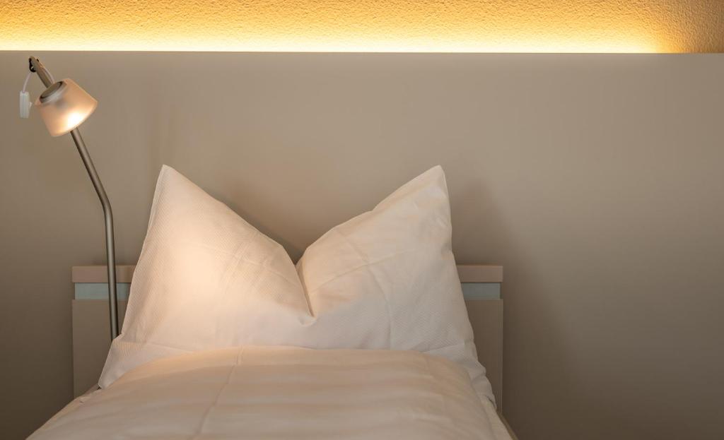 Postel nebo postele na pokoji v ubytování Pflegehotel Sutz-Lattrigen