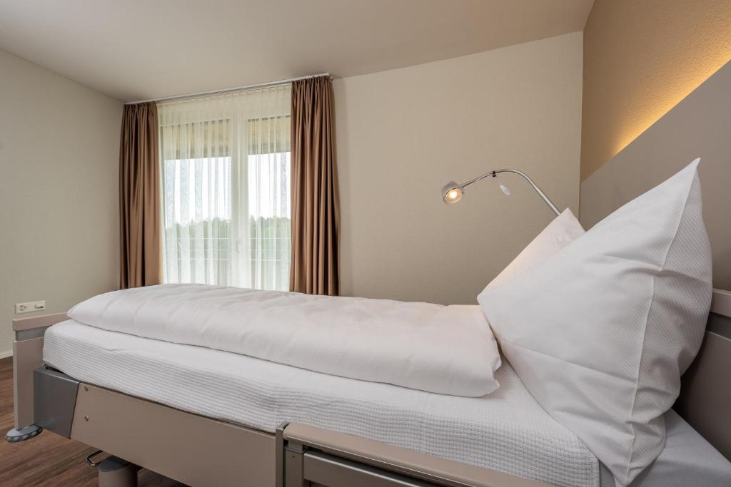 Postel nebo postele na pokoji v ubytování Pflegehotel Sutz-Lattrigen