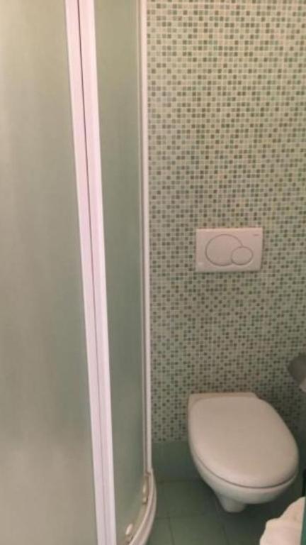 Koupelna v ubytování Albergo Lungomare