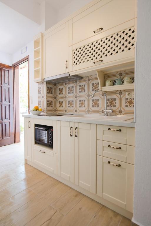 Kuchyň nebo kuchyňský kout v ubytování Kamares House Apartments & Studios