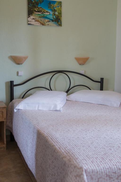 Postel nebo postele na pokoji v ubytování Kamares House Apartments & Studios