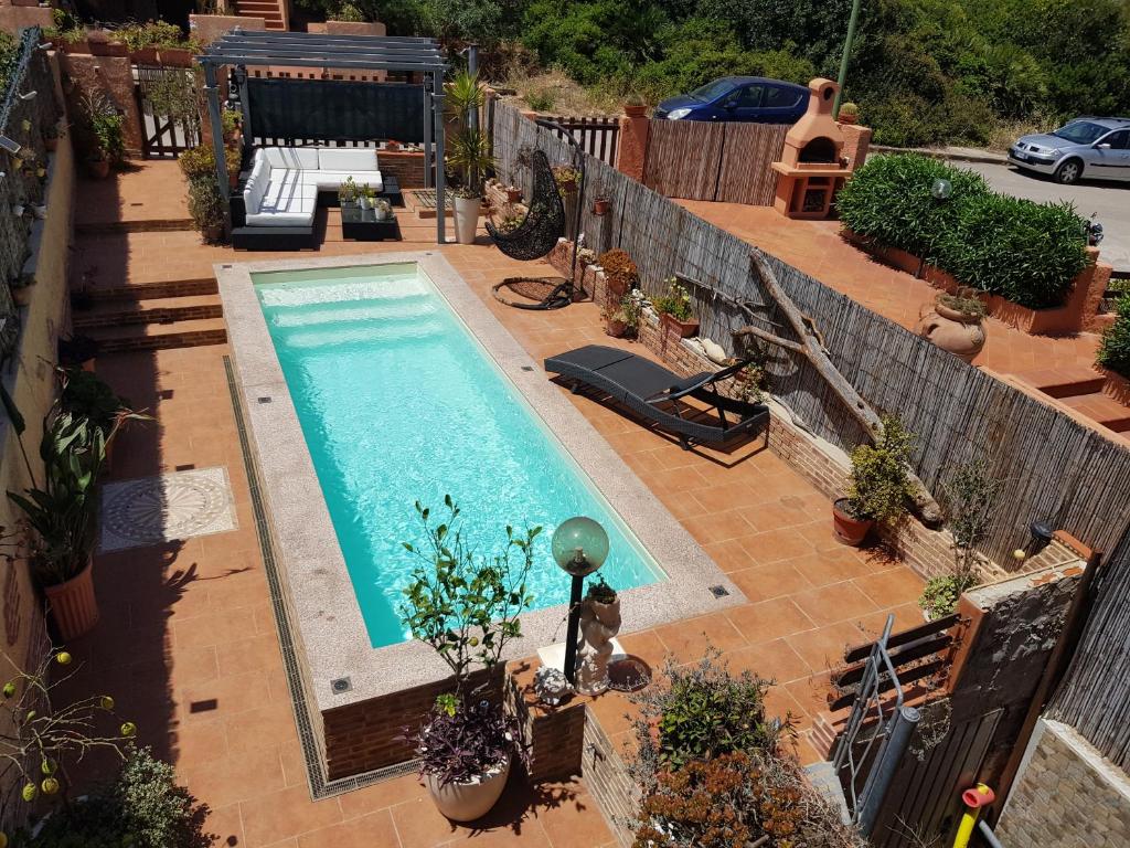 an overhead view of a swimming pool in a backyard at Casa vacanze Valentina in Porto Conte