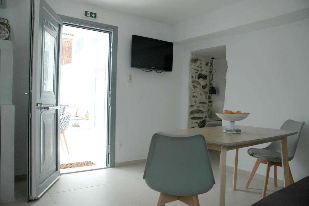 TV a/nebo společenská místnost v ubytování Kalypso House