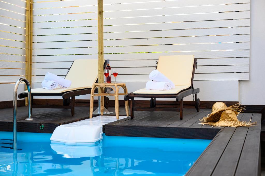 Bazén v ubytování Retro luxury rooms nebo v jeho okolí