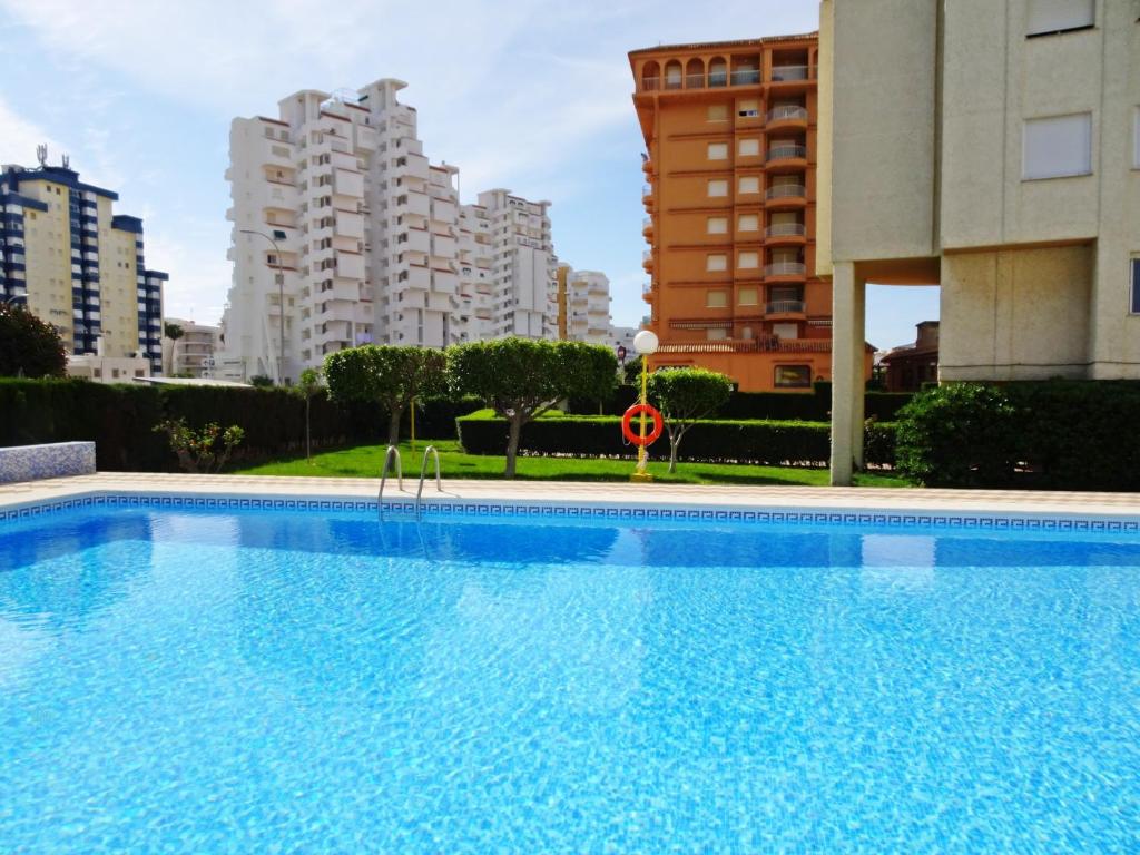 a swimming pool in the middle of a building at ROMA 11 GANDÍA - Alquiler a familias in Gandía