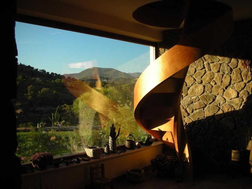ventana con vistas a la montaña en B&B Casacapraia, en Itri