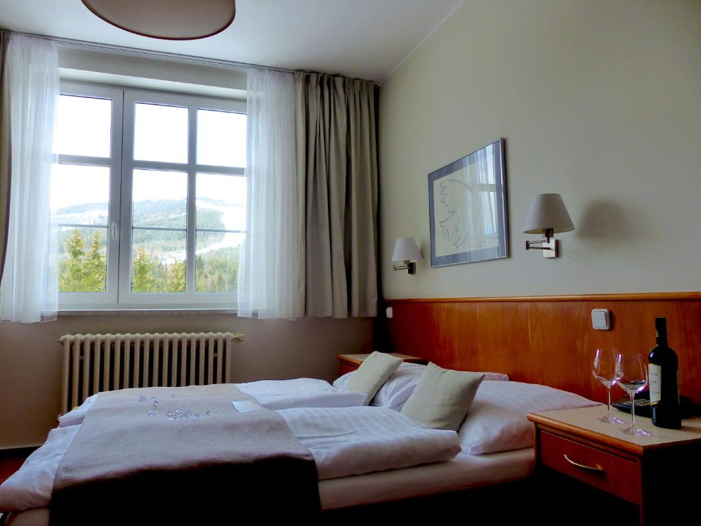 Postel nebo postele na pokoji v ubytování Hotel Sněžka