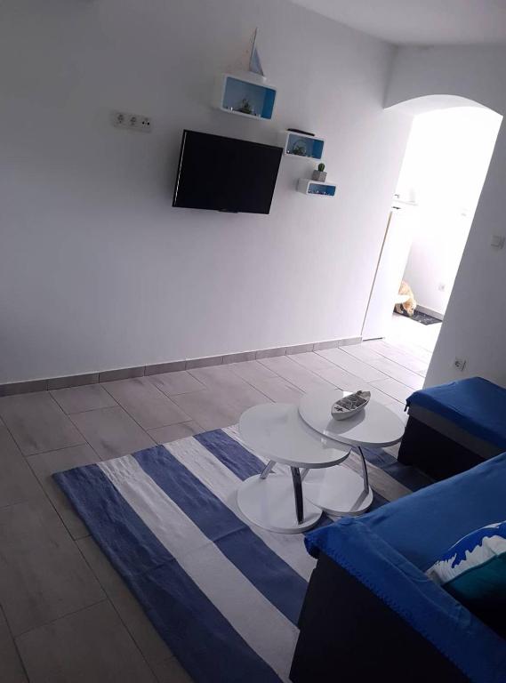 salon z kanapą i stołem w obiekcie Sound of the sea w mieście Vrsi
