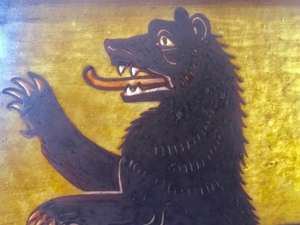 a black dog with a fish in its mouth at Gasthof Bären in Ochsenfurt