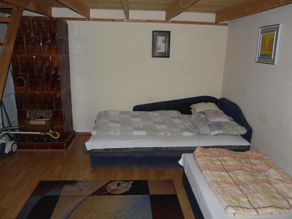 ブダペストにあるWestend Apartment & Courtyardのベッドルーム1室(ベッド2台、ラグ付)